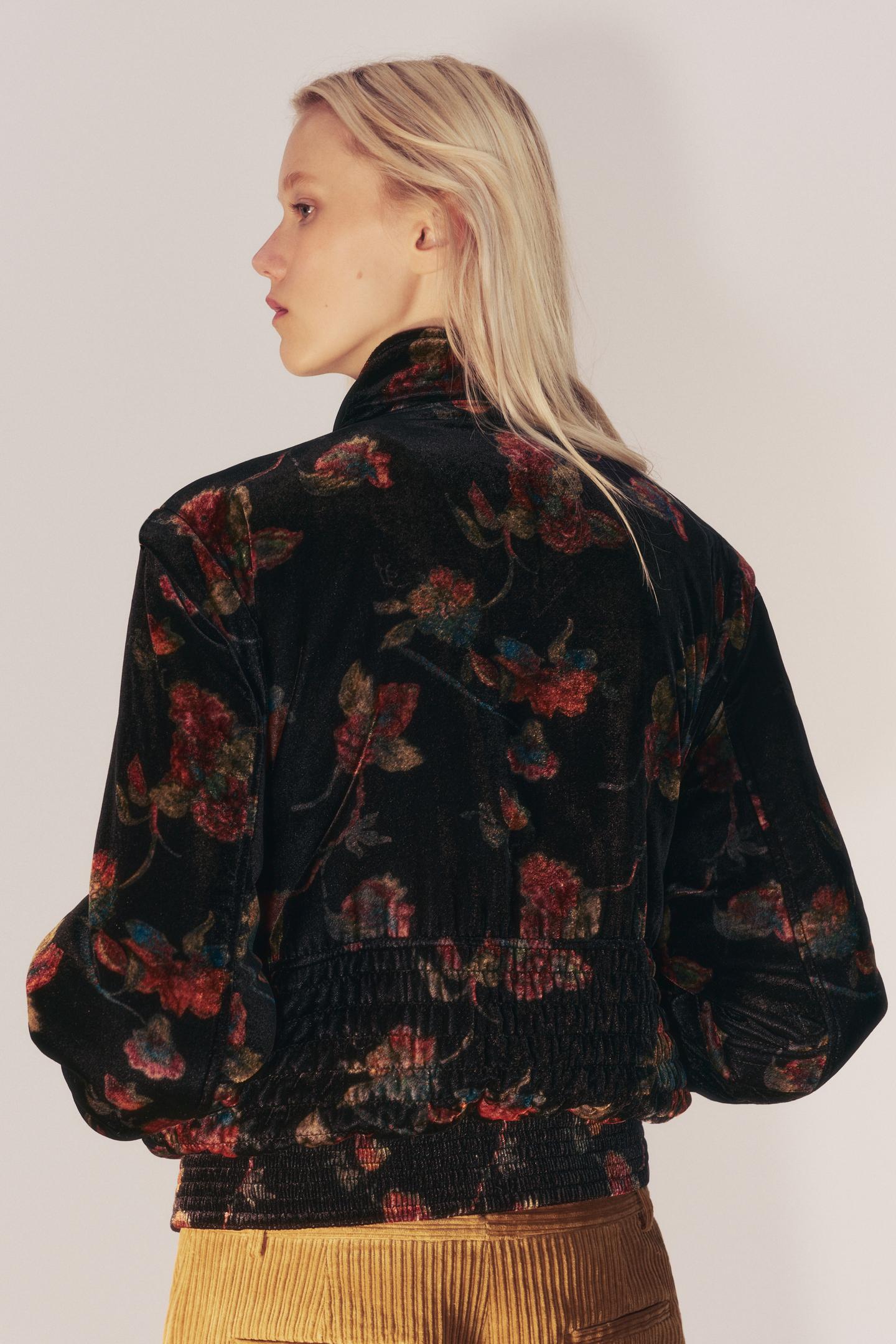Женская куртка Zara ZW Collection Printed Floral Velvet Bomber, цвет: Чёрный — фото 4