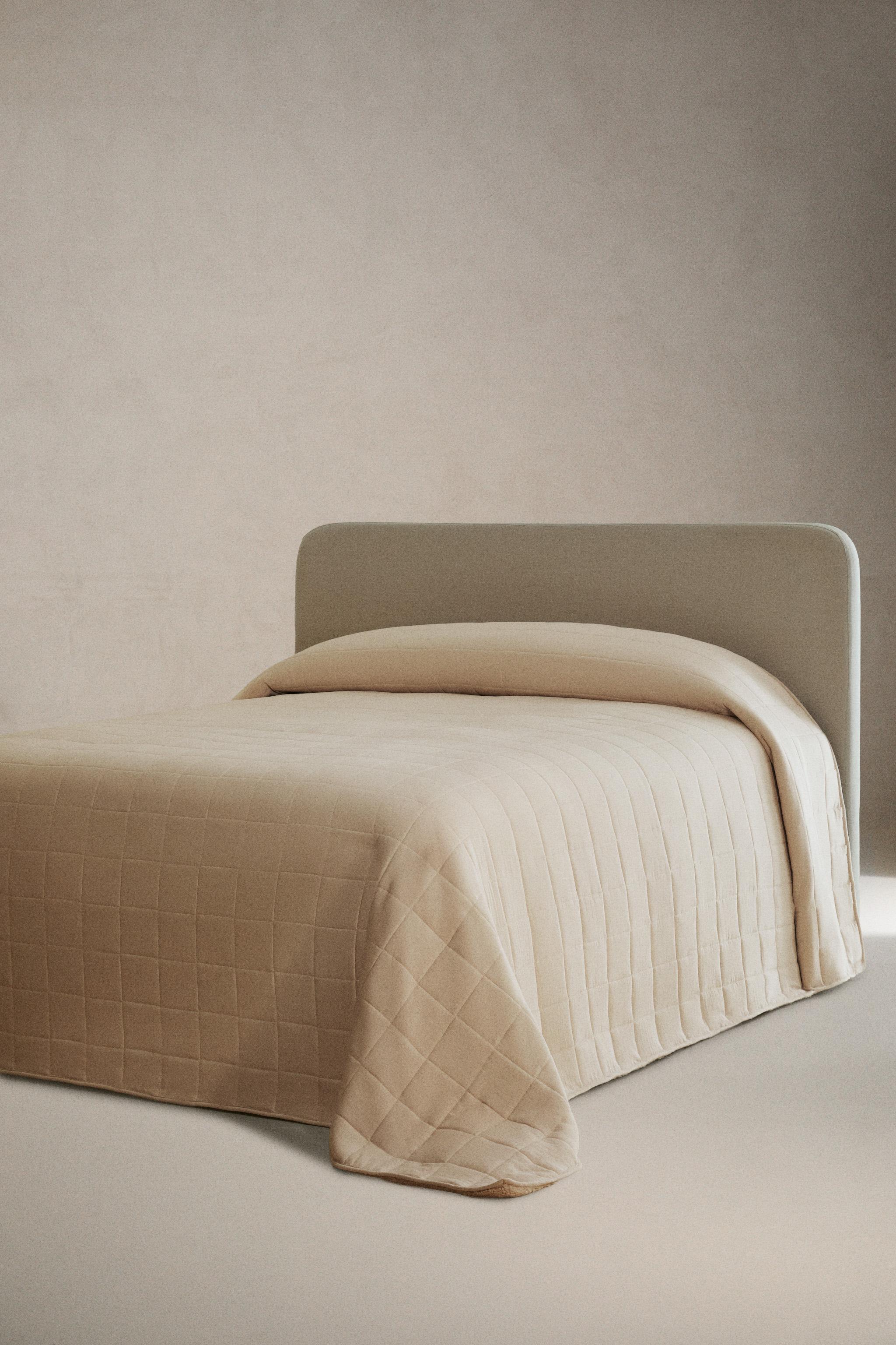 【美品】ZARA ザラホーム　ベッドスプレッド　フリル　ベージュ 美品】ZARAHOME ザラホーム ベッドスプレッド フリル ベージュ