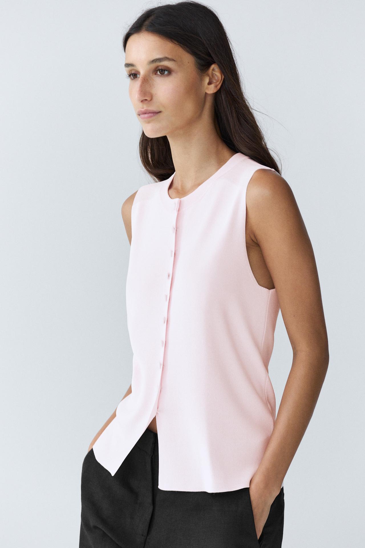 Fine-knit vest with covered buttons — Pink