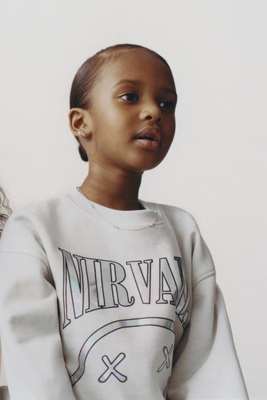 BLUZË HOODIE NIRVANA ® ME STAMPIM IRIDISCENT - Akull nga Zara