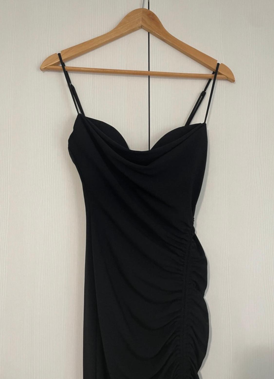 VESTIDO MIDI NEGRO FRUNCIDO CON ABERTURA LATERAL - Image 3