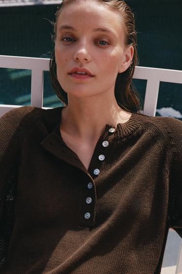 Zara PLETENI DŽEMPER KRATKIH RUKAVA SA DUGMIĆIMA – Smeđa