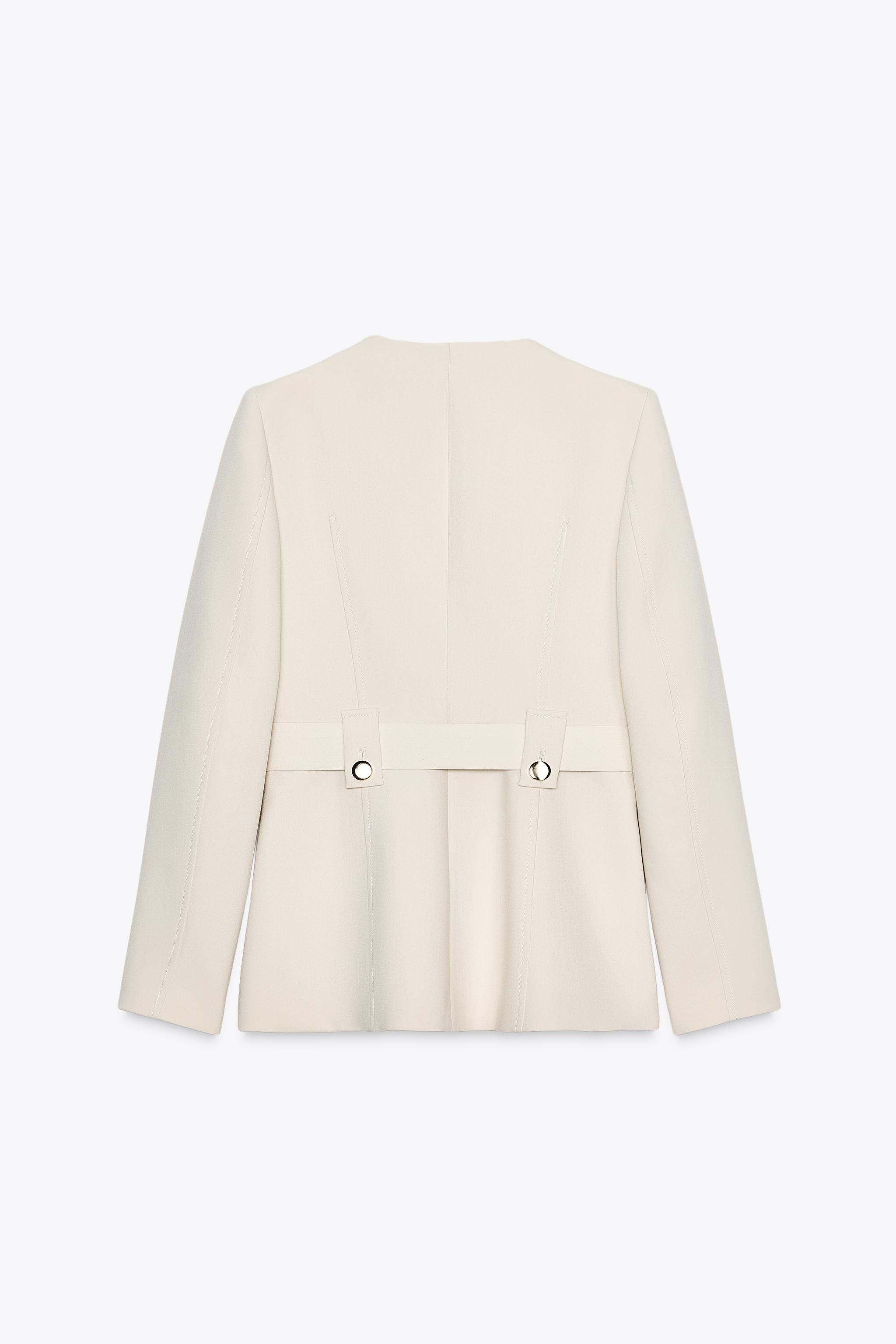 ZARA クルーネックフィットブレザー ZARAのジャケット ボタンが可愛いんです🤍🫶🏻 クルーネック