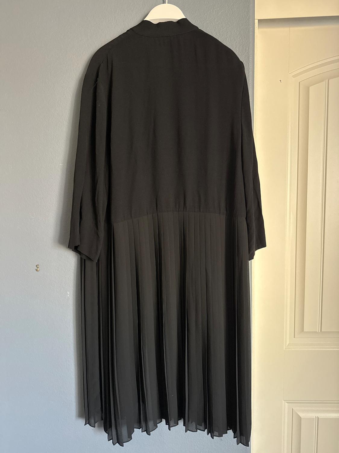 BLACK PLEATED KIMONO - Image 2