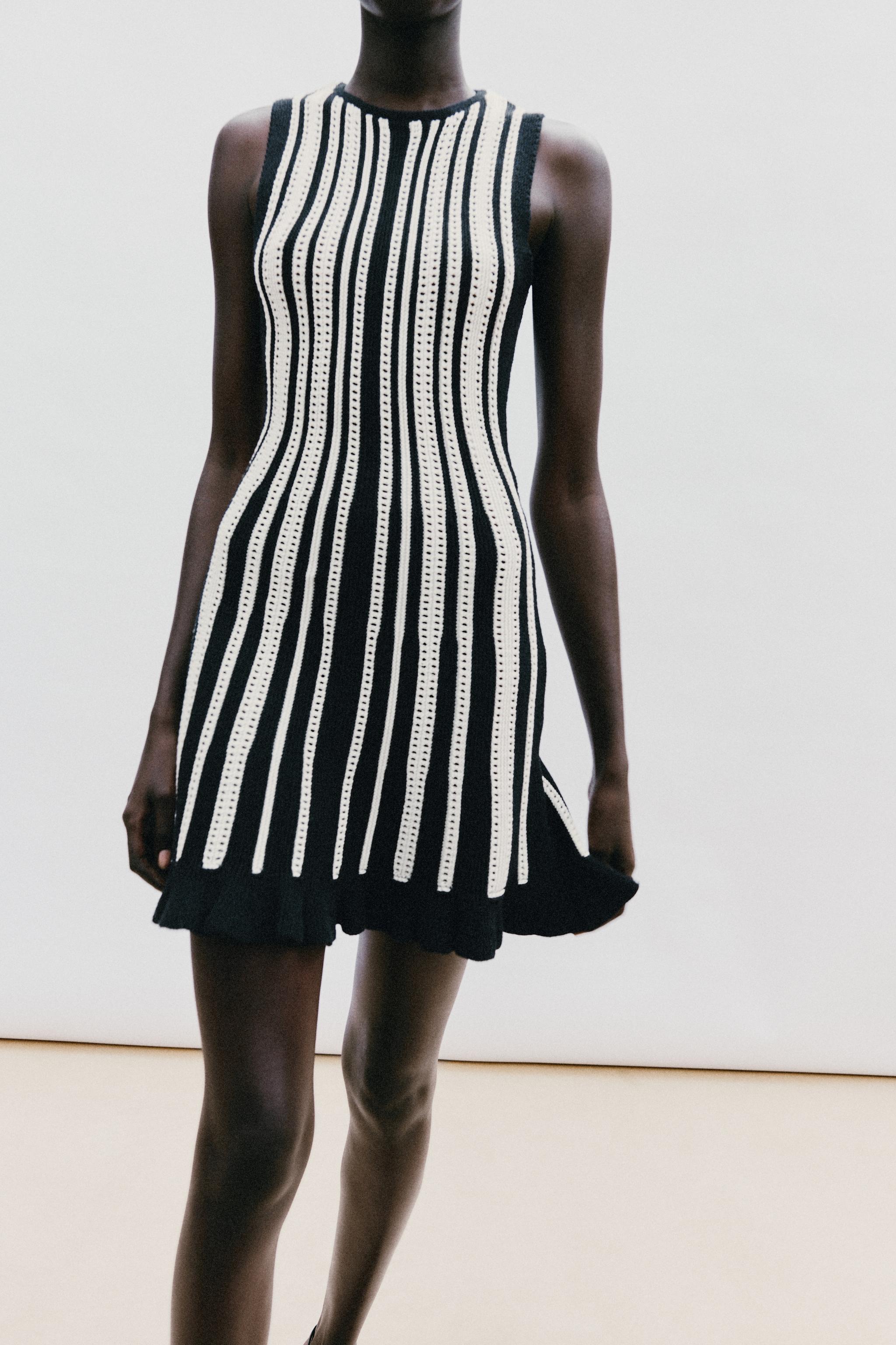 ROBE COURTE EN MAILLE À RAYURES