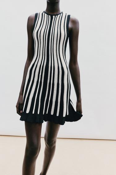 ROBE COURTE EN MAILLE À RAYURES - Blanc / Noir de Zara - Image 4