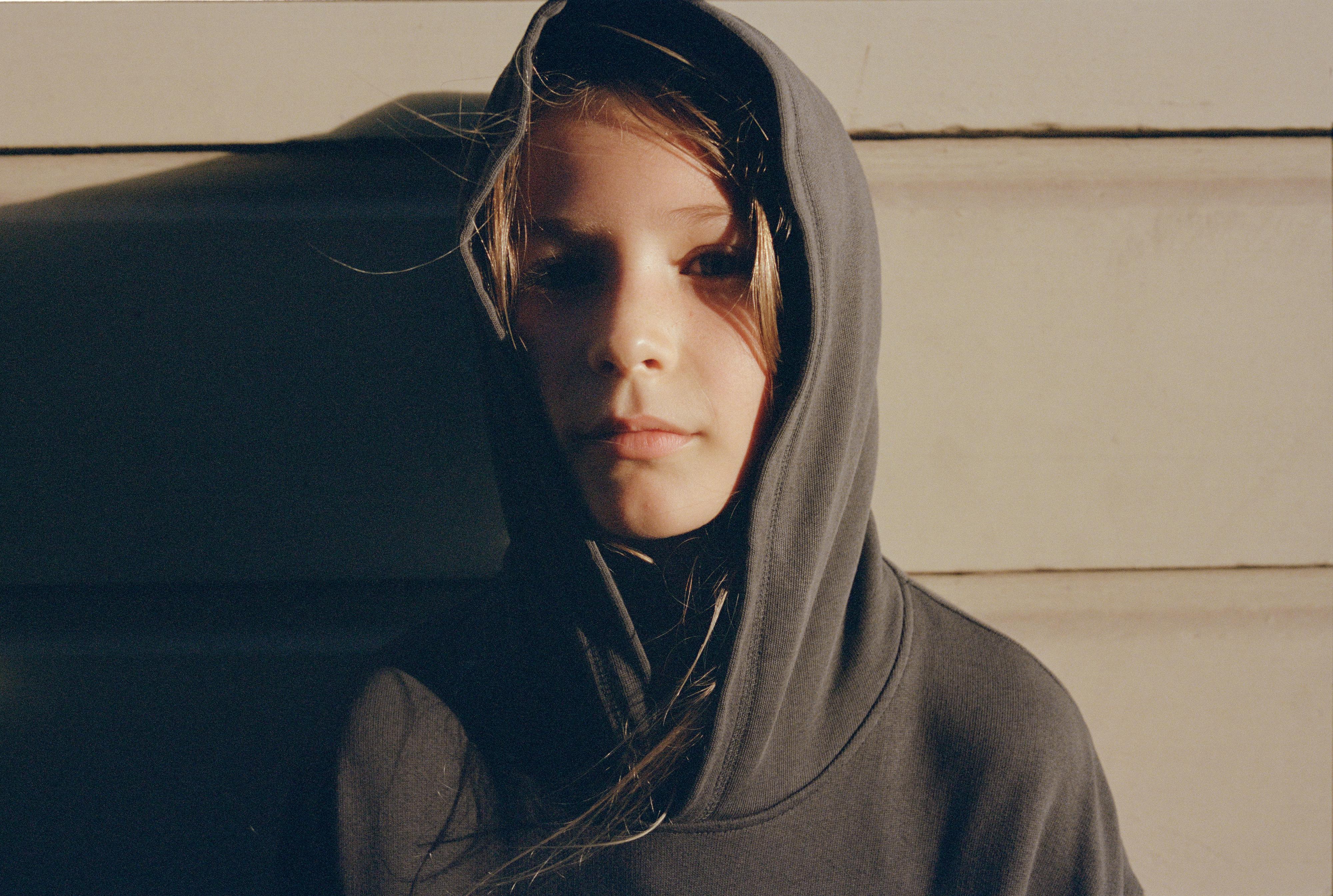 RELIEF TEXT HOODIE — Anthracite grey
