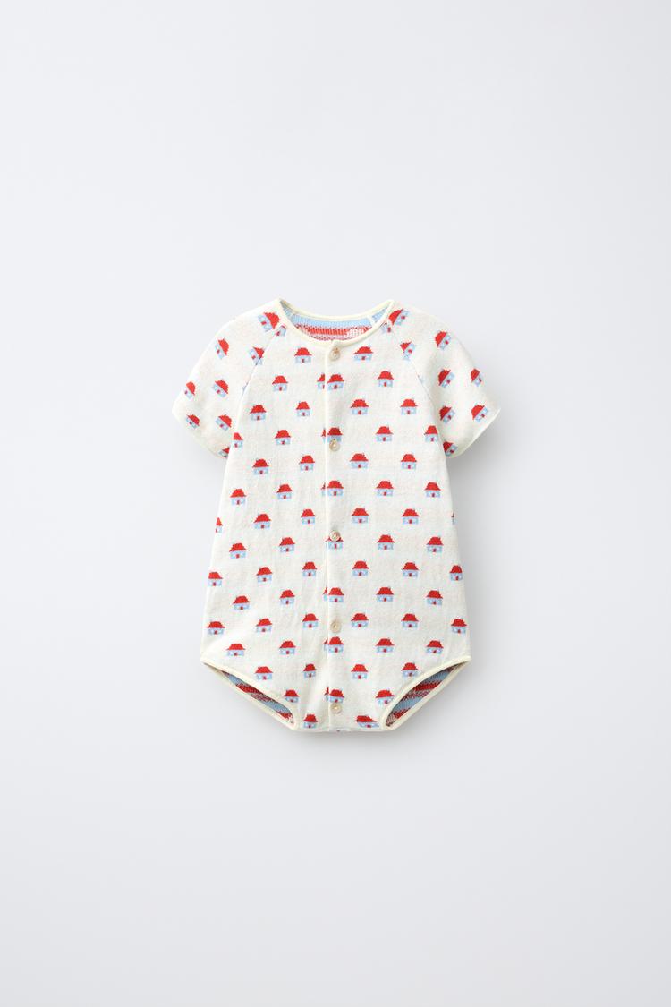 MAMELUCO DE PUNTO JACQUARD CON ESTAMPADO DE CASA 3