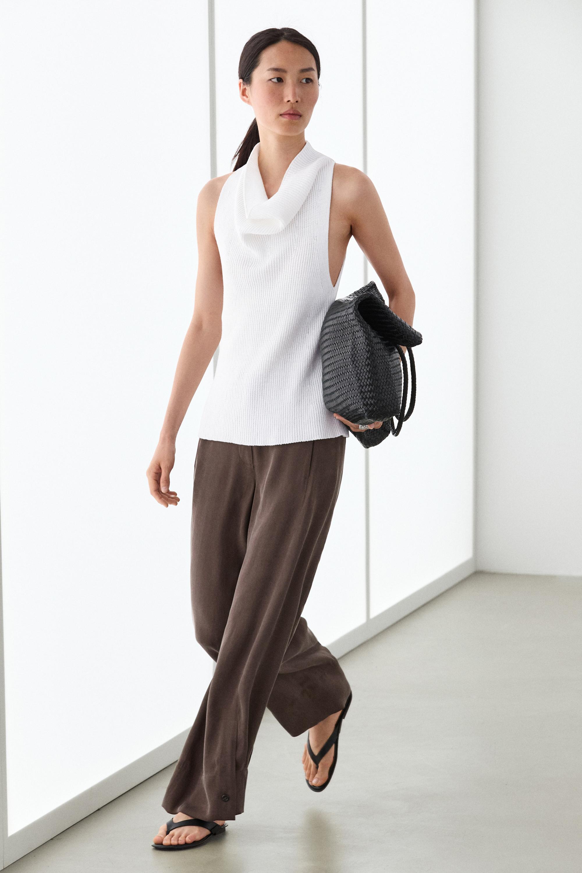 Total look flowing trousers with buttoned hems