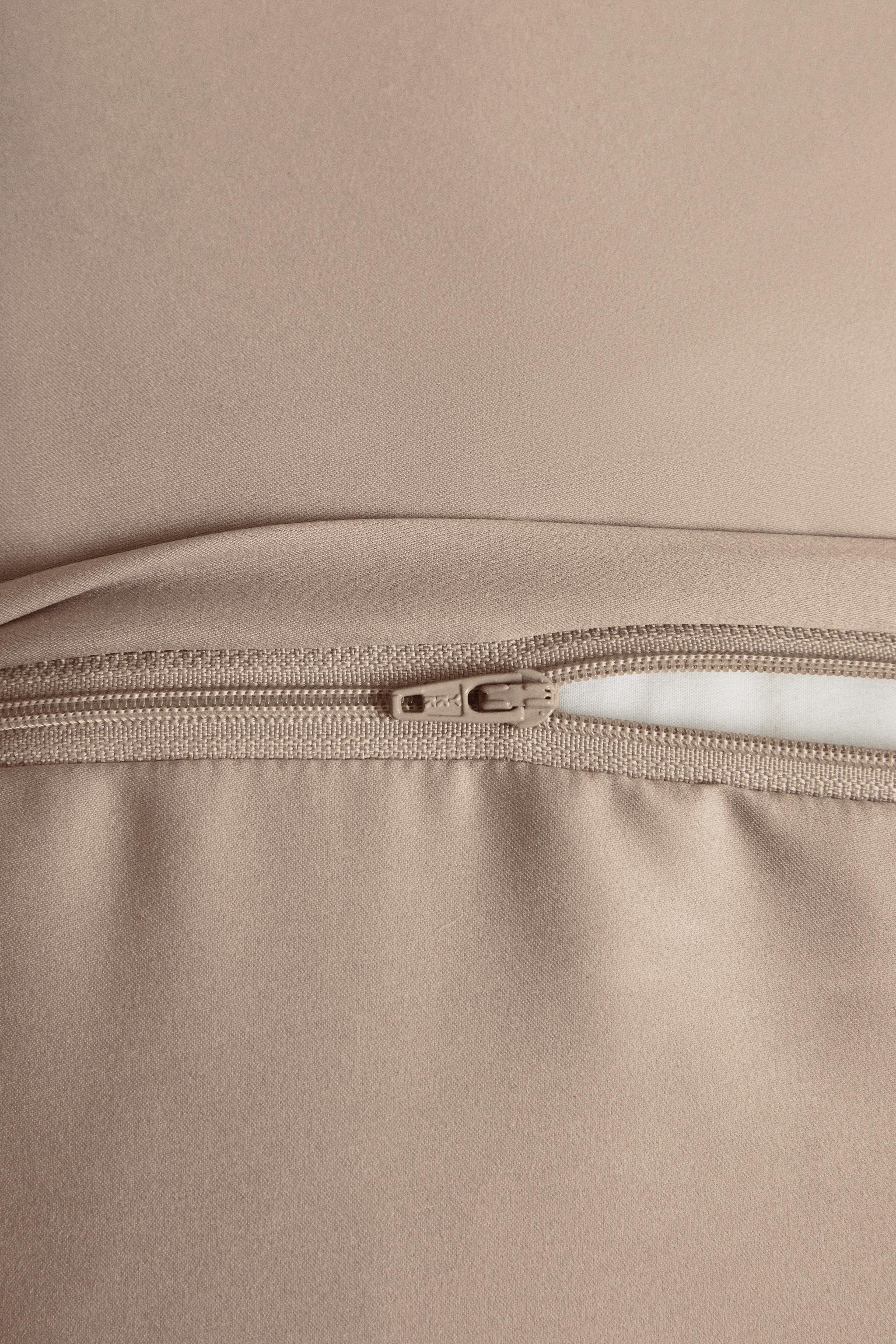 PLAIN SATEEN QUILT CUSHION COVER WITH KNOTS