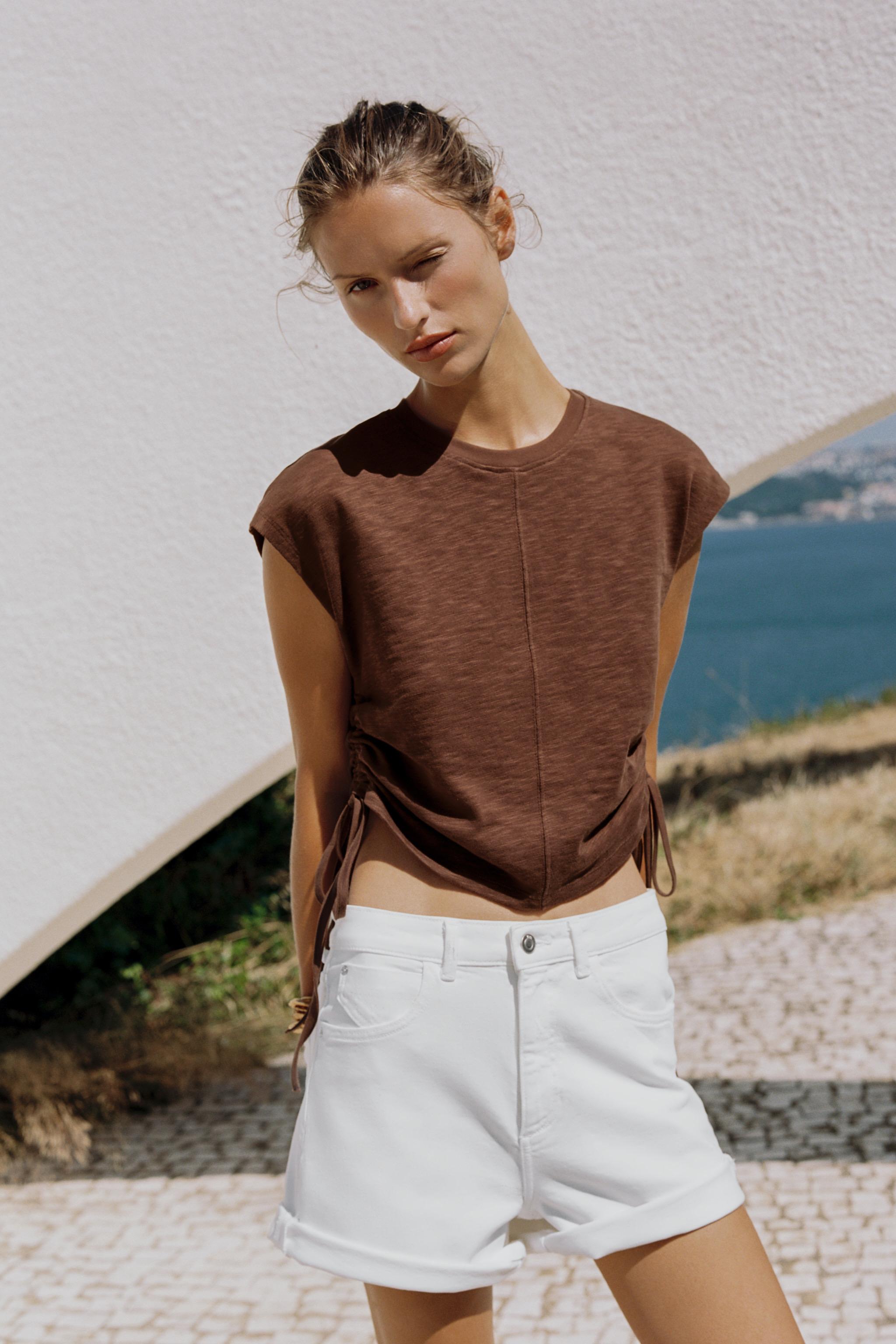 RUCHED RUSTIC T-SHIRT — Brown