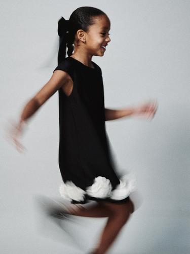 VESTIDO SATÉN FLORES - Negro de Zara