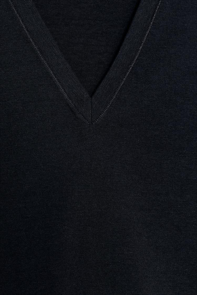 Playera de cuello V 8
