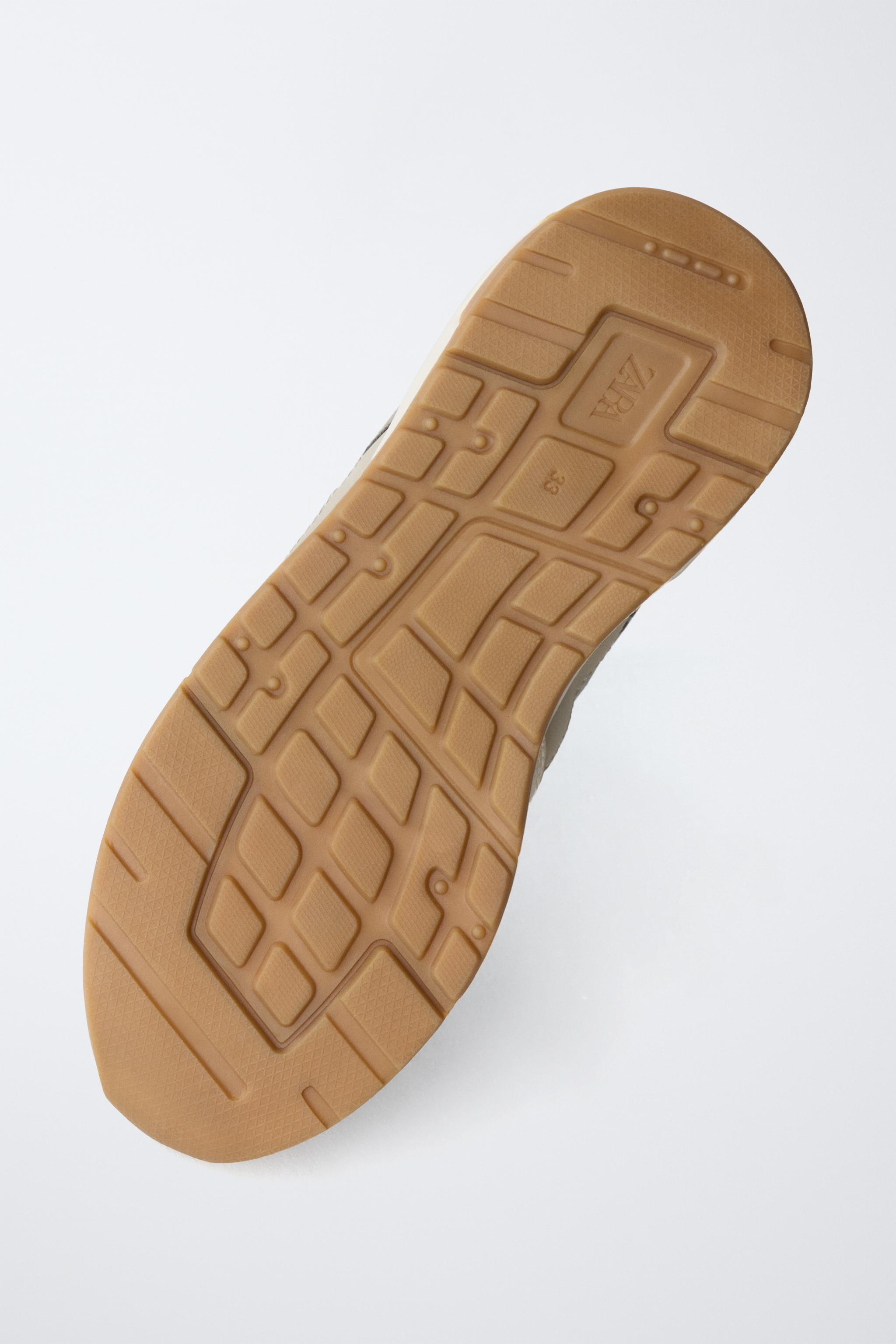 CHAUSSURES DE SPORT À PIÈCES