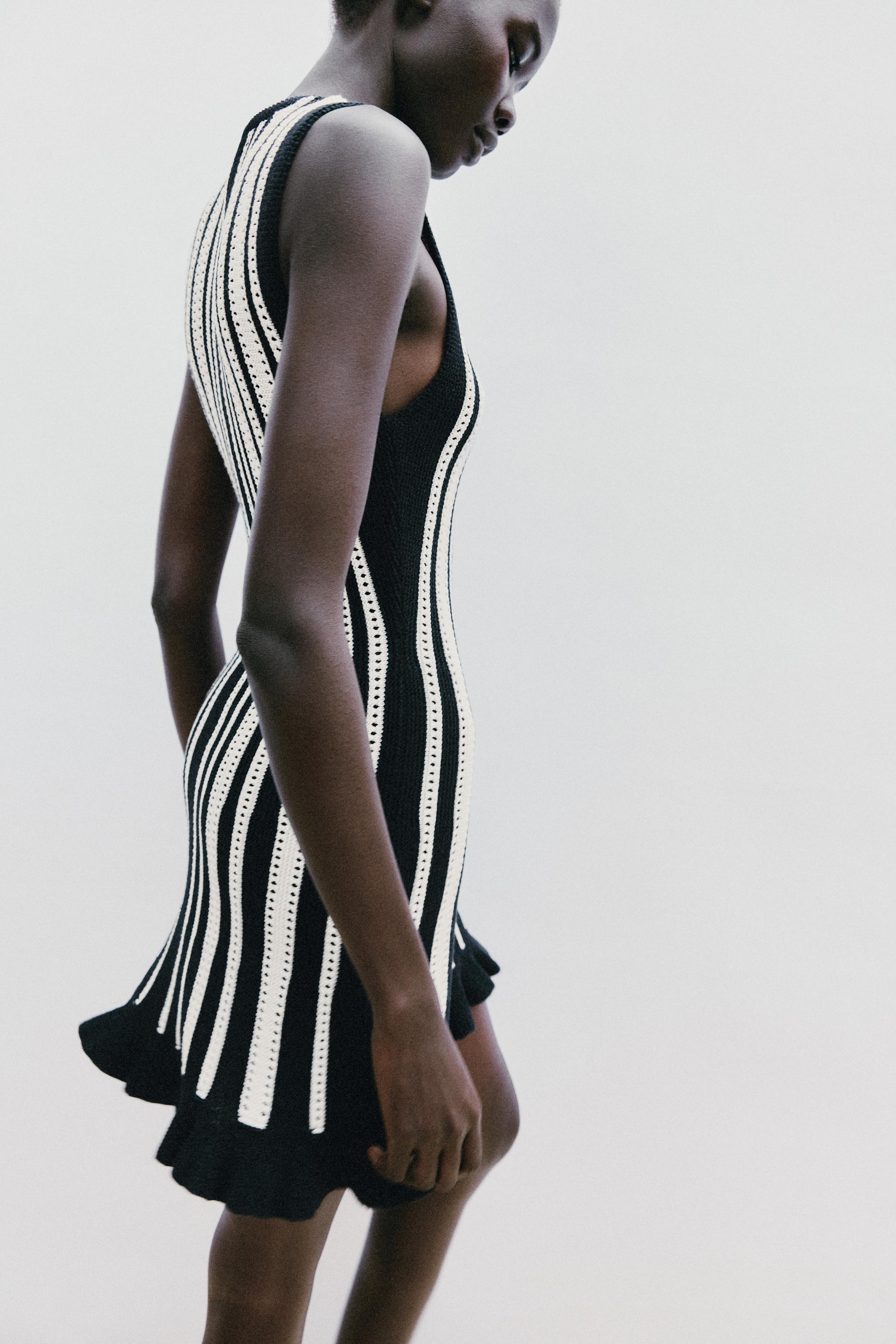 ROBE COURTE EN MAILLE À RAYURES