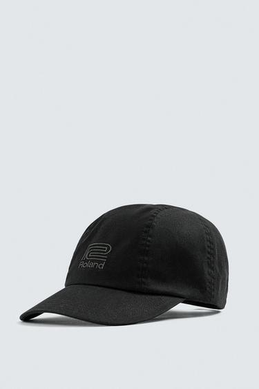 Zara KAPA S VEZOM LOGOTIPA ROLAND CORPORATION © – Crna