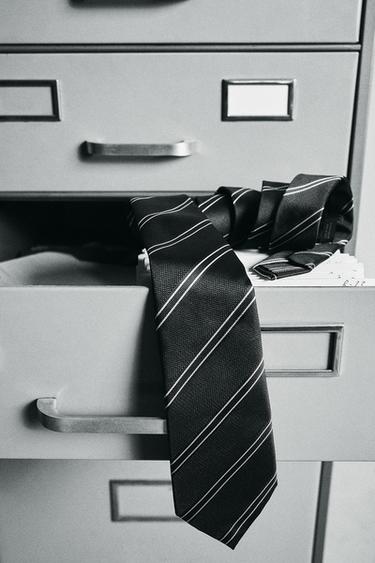 CRAVATE 100 % SOIE RAYURES - Bleu marine de Zara