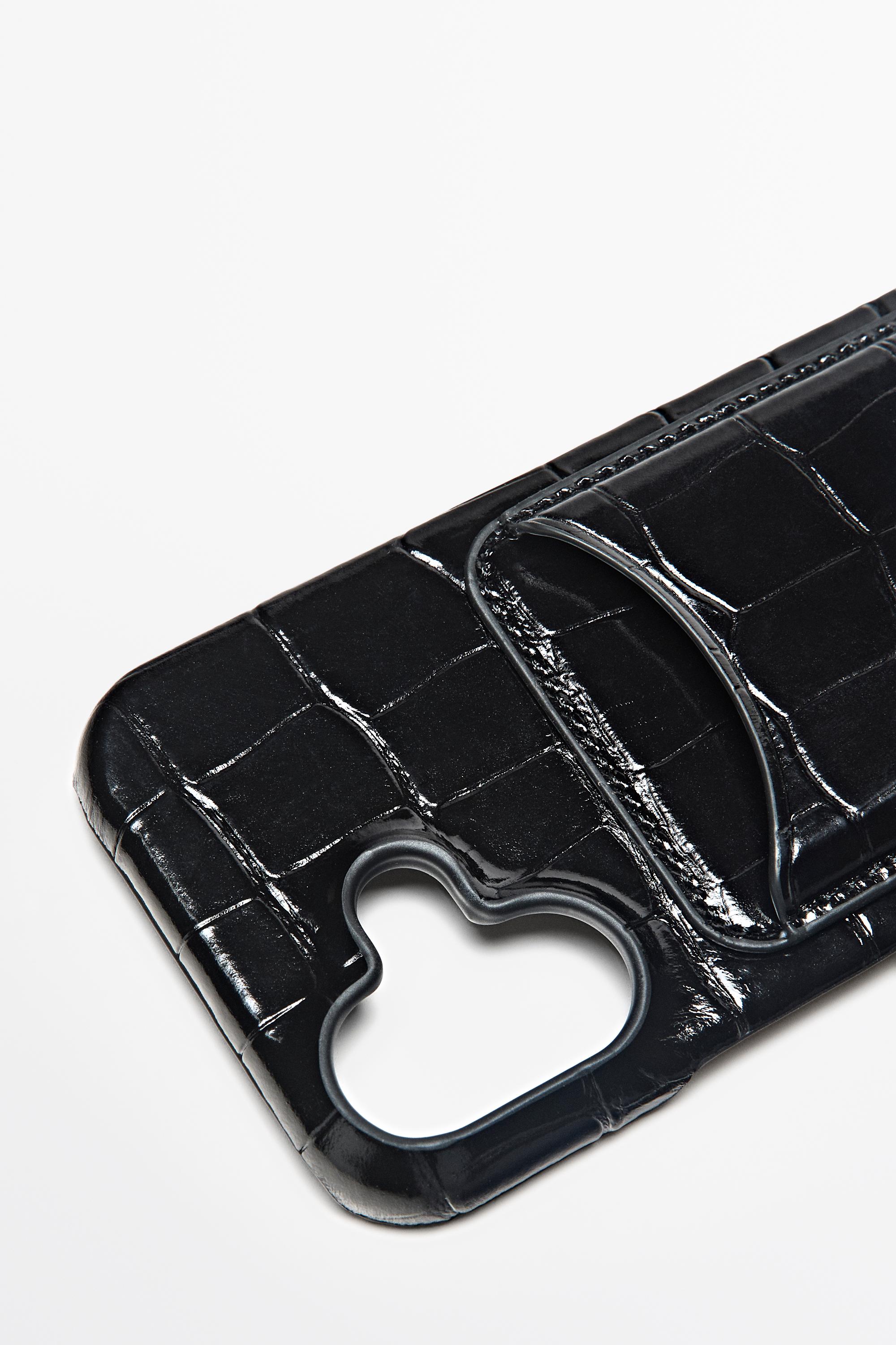 Textured Nappa leather iPhone 17 case
