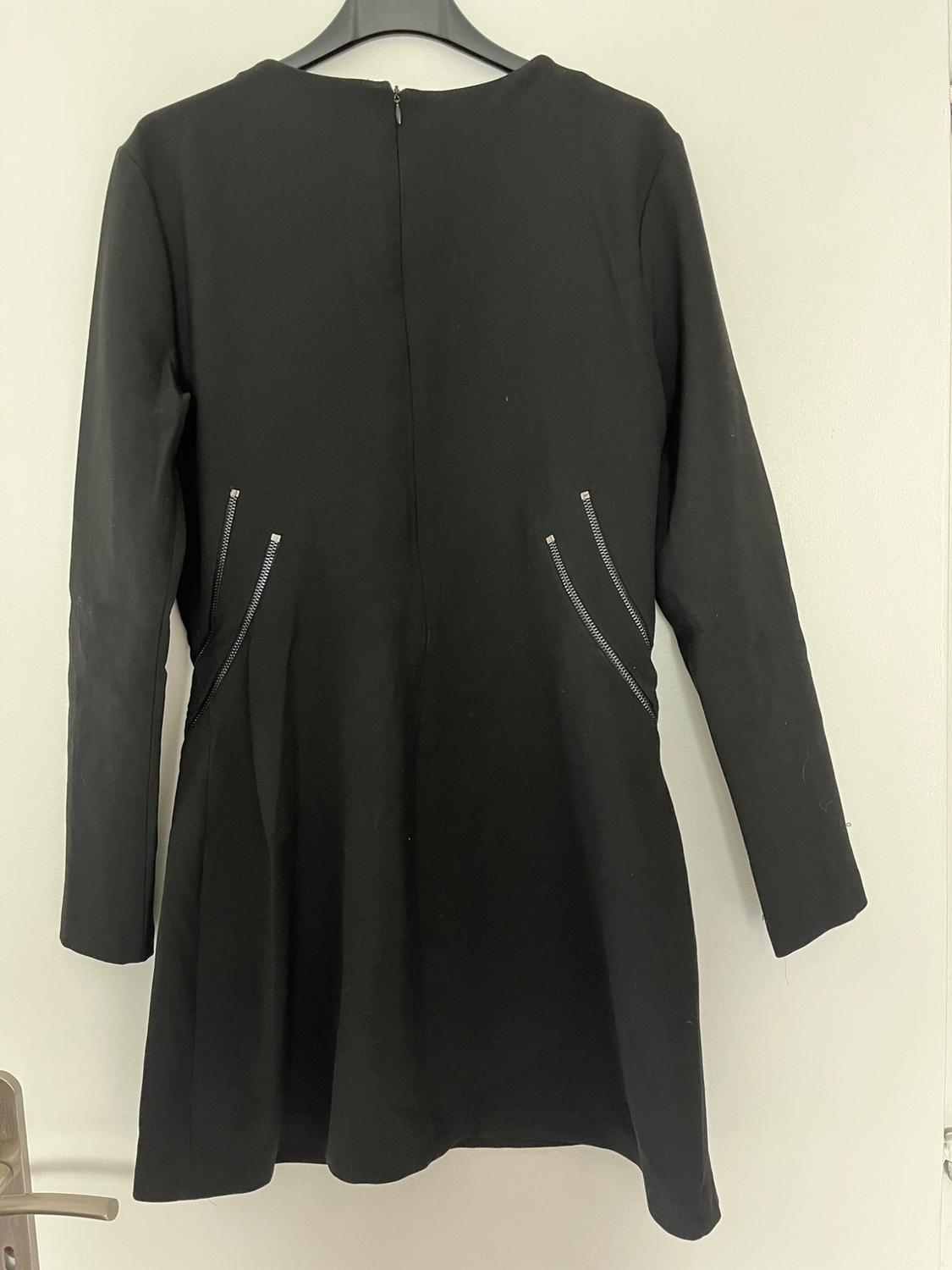 ROBE NOIRE AVEC FERMETURES ÉCLAIR SUR LES CÔTÉS. - Image 2