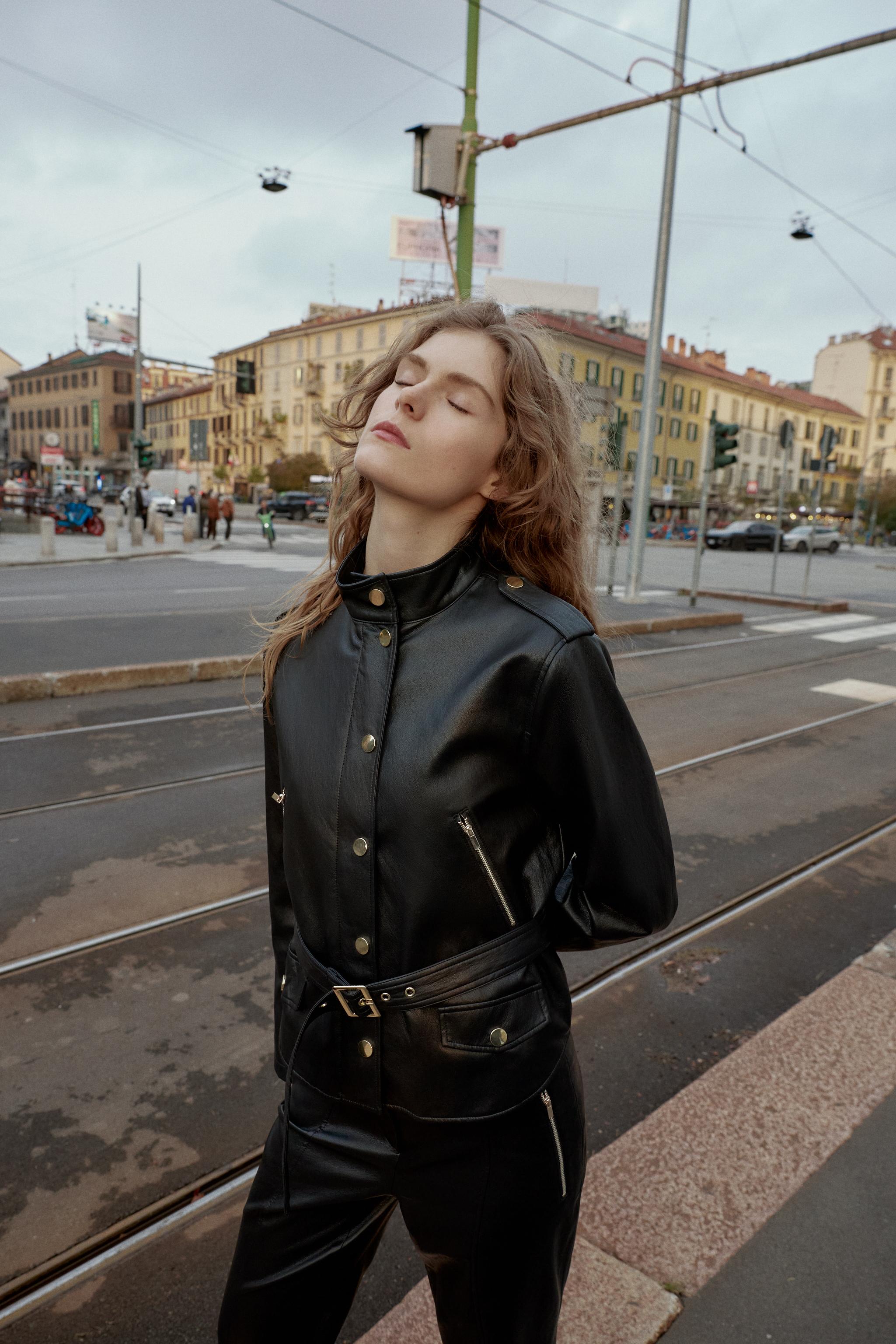 BLOUSON EN MATIÈRE SYNTHÉTIQUE AVEC CEINTURE