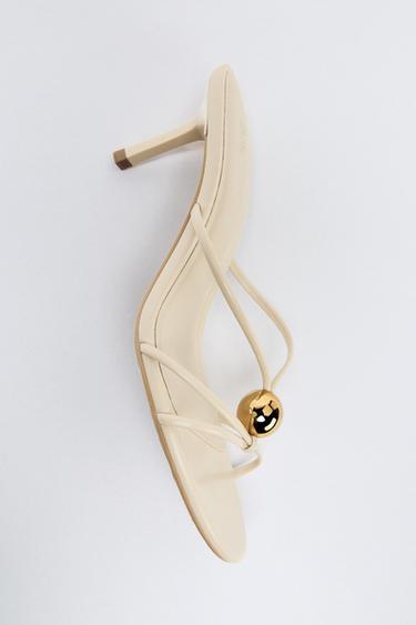 SANDALES À TALONS AVEC DÉCOR MÉTALLIQUE - Écru de Zara