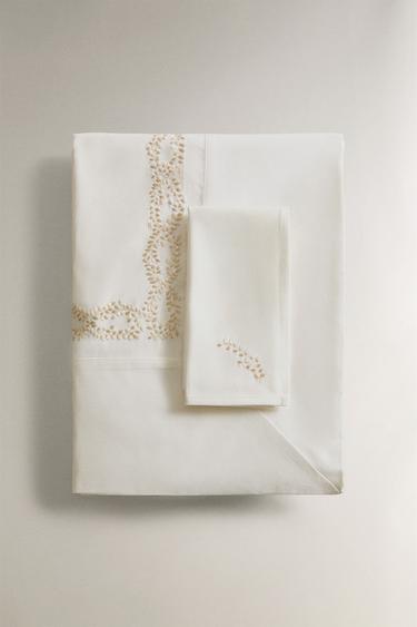 مفرش مائدة ساتان بتطريز نباتي - خَام الخاص بـ Zara