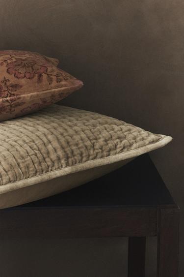 FADED VELVET CUSHION COVER - Light beige by Zara