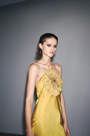 ROBE SATINÉE FLEUR EN RELIEF - Vert olive de Zara - Image 1