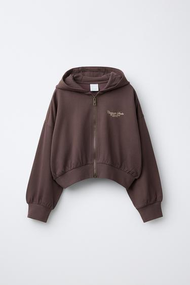 PULOVER S KAPUCO IN RELIEFNIM NAPISOM - Rjava od Zare