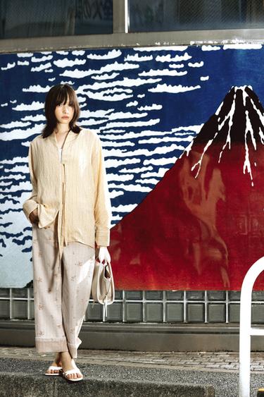 ZW COLLECTION ミッドライズ テーパードデニムパンツ - フローラルベージュZaraのZW COLLECTION ミッドライズ テーパードデニムパンツ - フローラル - ベージュ 