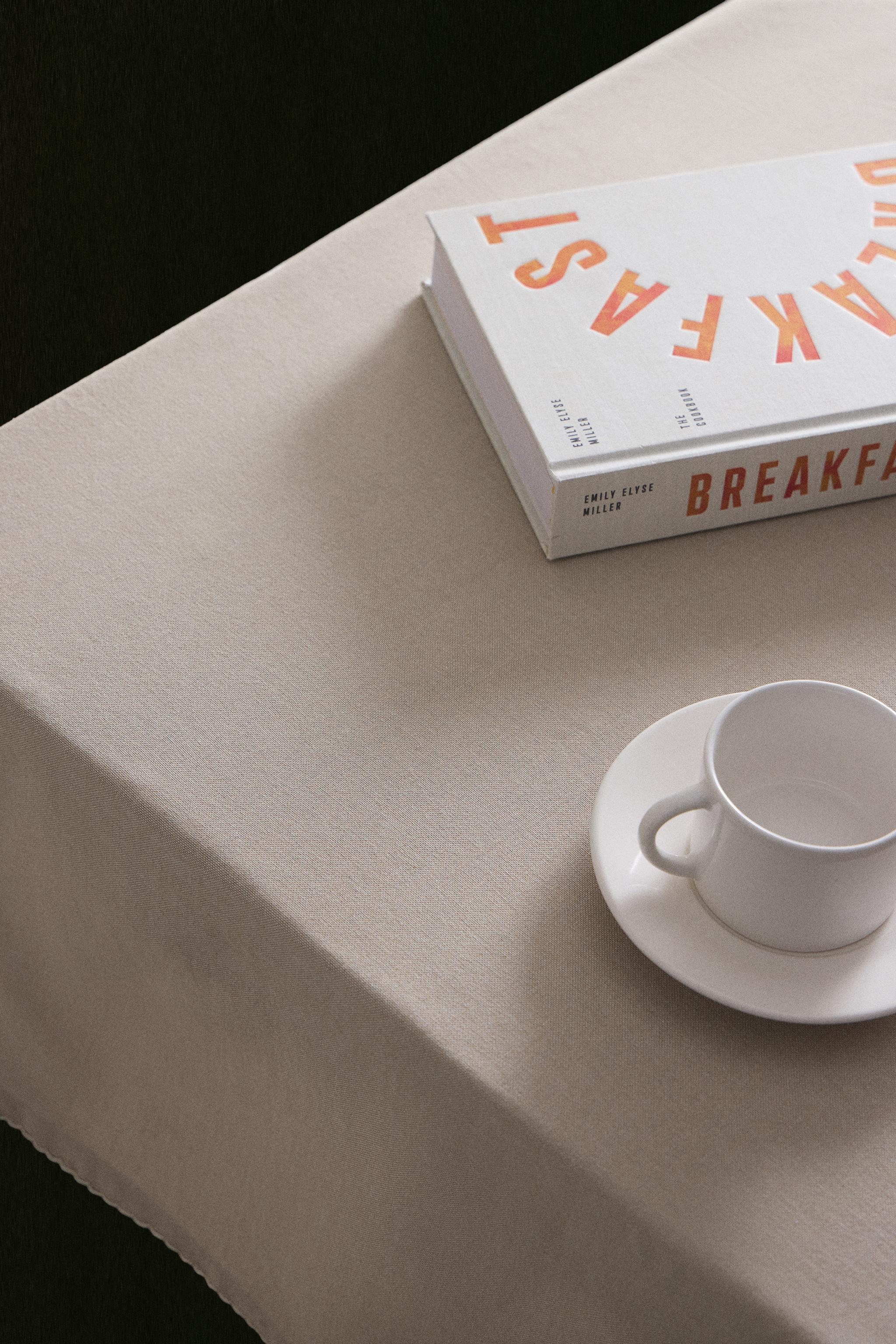 SCALLOPED PLAIN TABLECLOTH