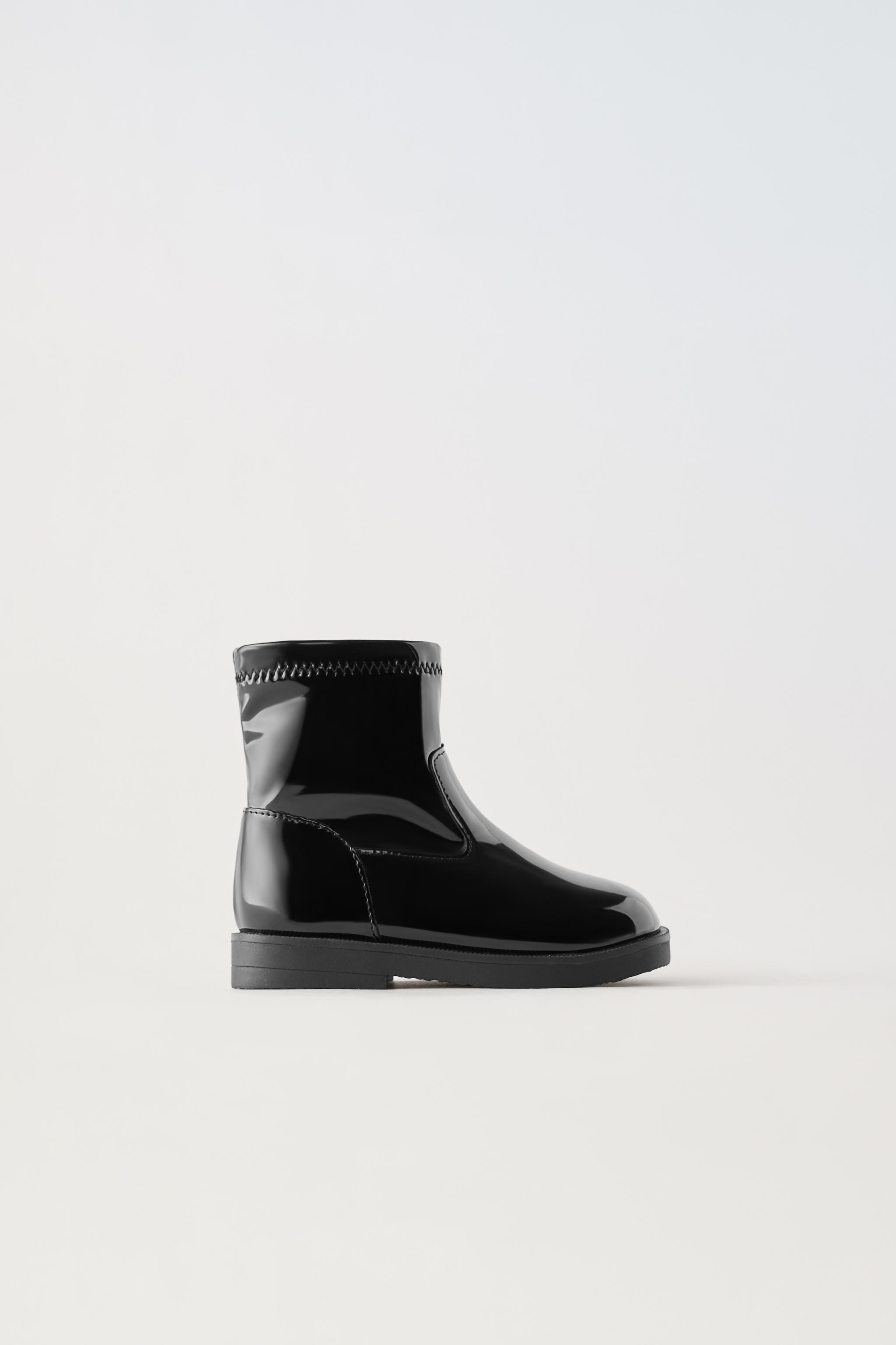 Zara agotará los botines negros con tobillera elástica y tacón cómodo que  llevarás con vaqueros este invierno
