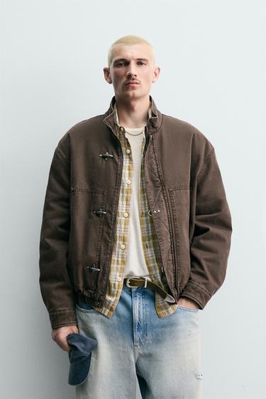 УКОРОЧЕННАЯ КУРТКА С ЗАСТЕЖКАМИ-КЛЫКАМИ — КОРИЧНЕВЫЙ от Zara