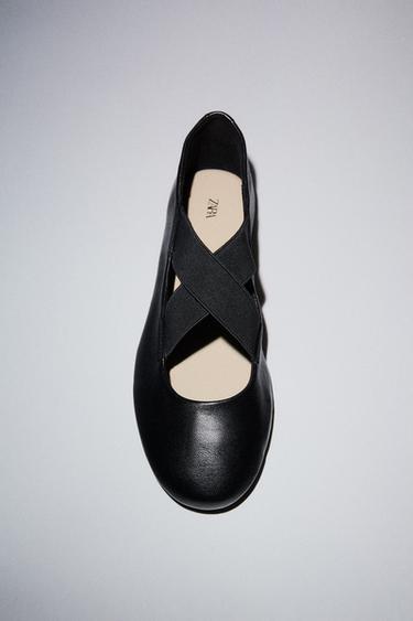 クロスエラスティックストラップ付きレザーバレエシューズブラックZaraのクロスエラスティックストラップ付きレザーバレエシューズ - ブラック