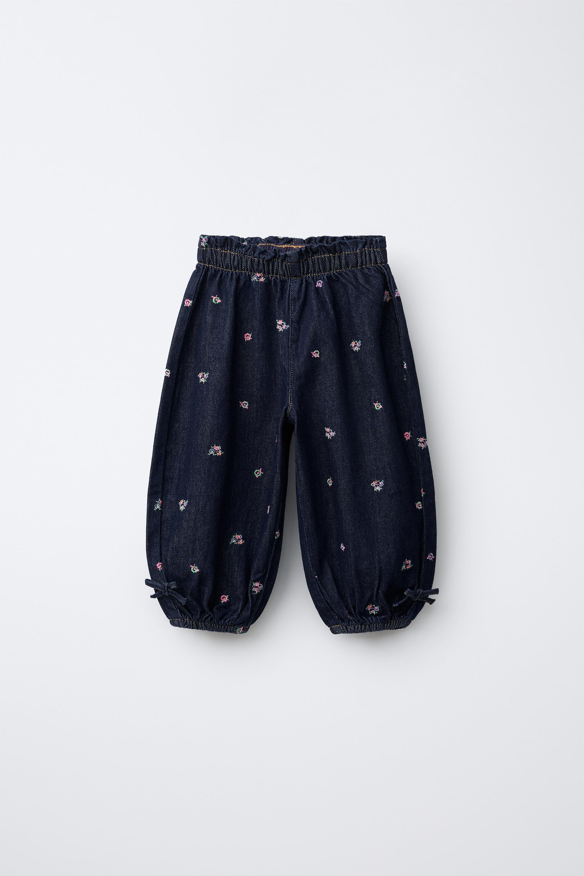 JEANS BOUFFANTS À FLEURS BRODÉES