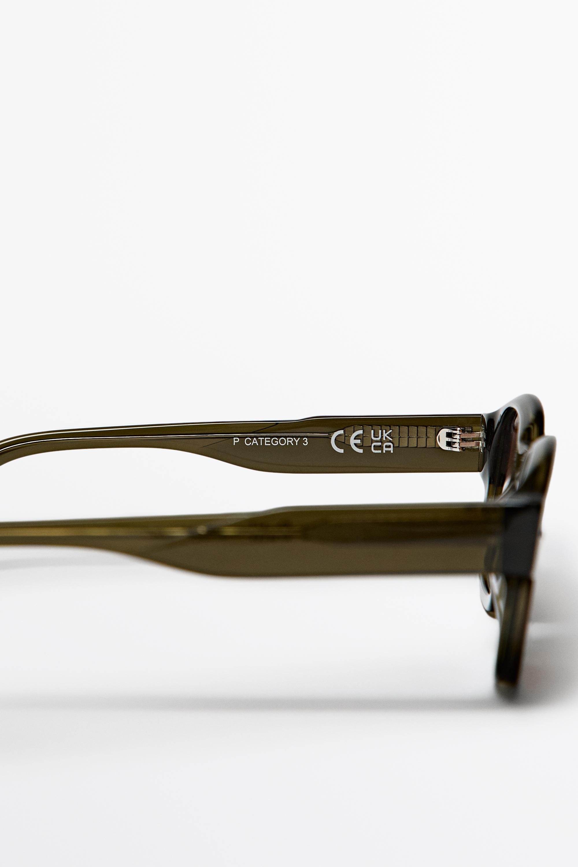 Lunettes de soleil géométriques