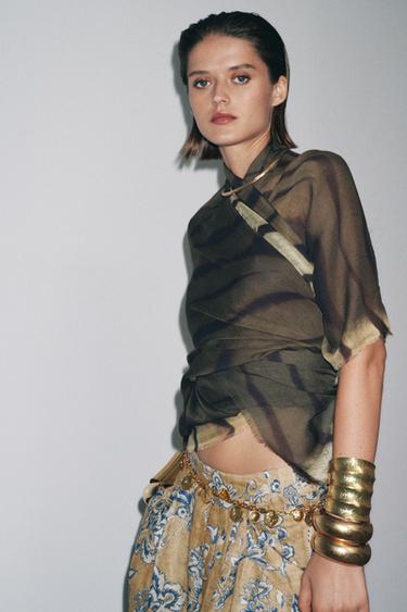 منديل طبعة حيوانية - كاكي الخاص بـ Zara