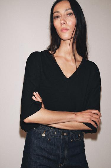 CAMISETA ESCOTE PICO - Negro de Zara