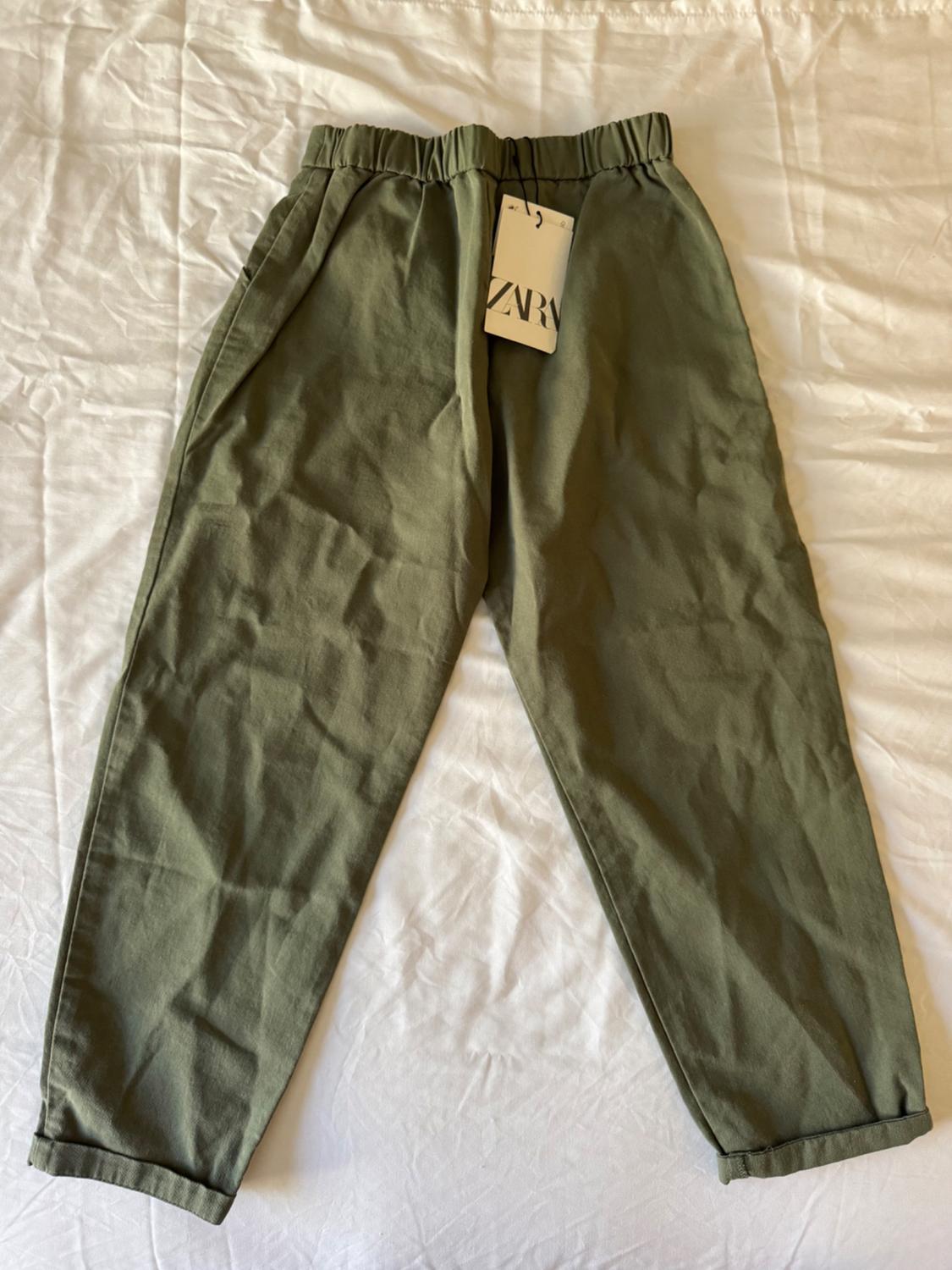PLEATED PANTS WITH CONTRASTING BUTTON - Image 2