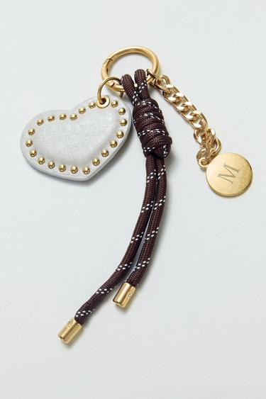 CHARM CORAZÓN TACHAS - Chocolate de Zara