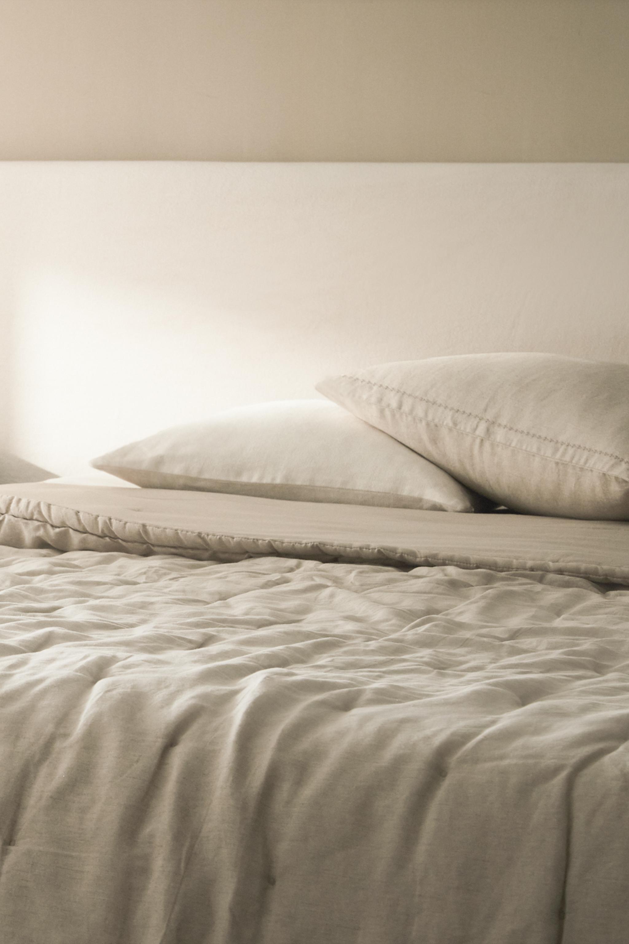 PADDED LINEN QUILT WITH DOTS