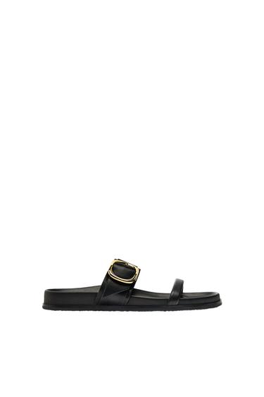LOW HEELED SANDALS WITH BUCKLE