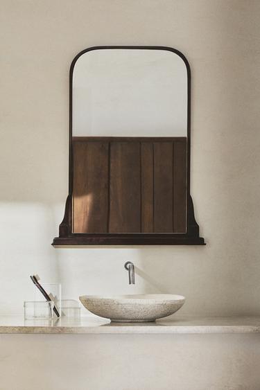 MIRROR WITH WOODEN FRAME - بيج فاتح الخاص بـ Zara