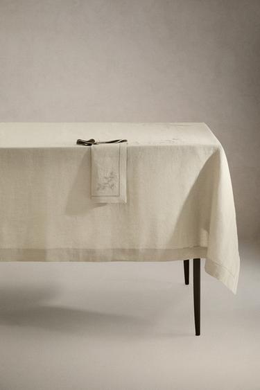 ЛЕНЕНА ПОКРИВКА ЗА МАСА С БРОДИРАНИ ЦВЕТЯ - Синкав от Zara