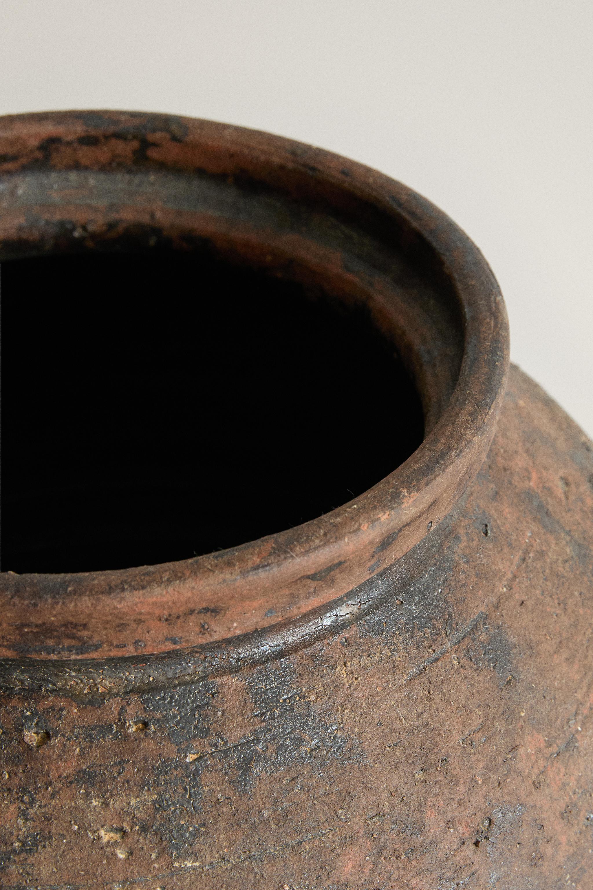 DECORATIVE TEXTURED CERAMIC VASE