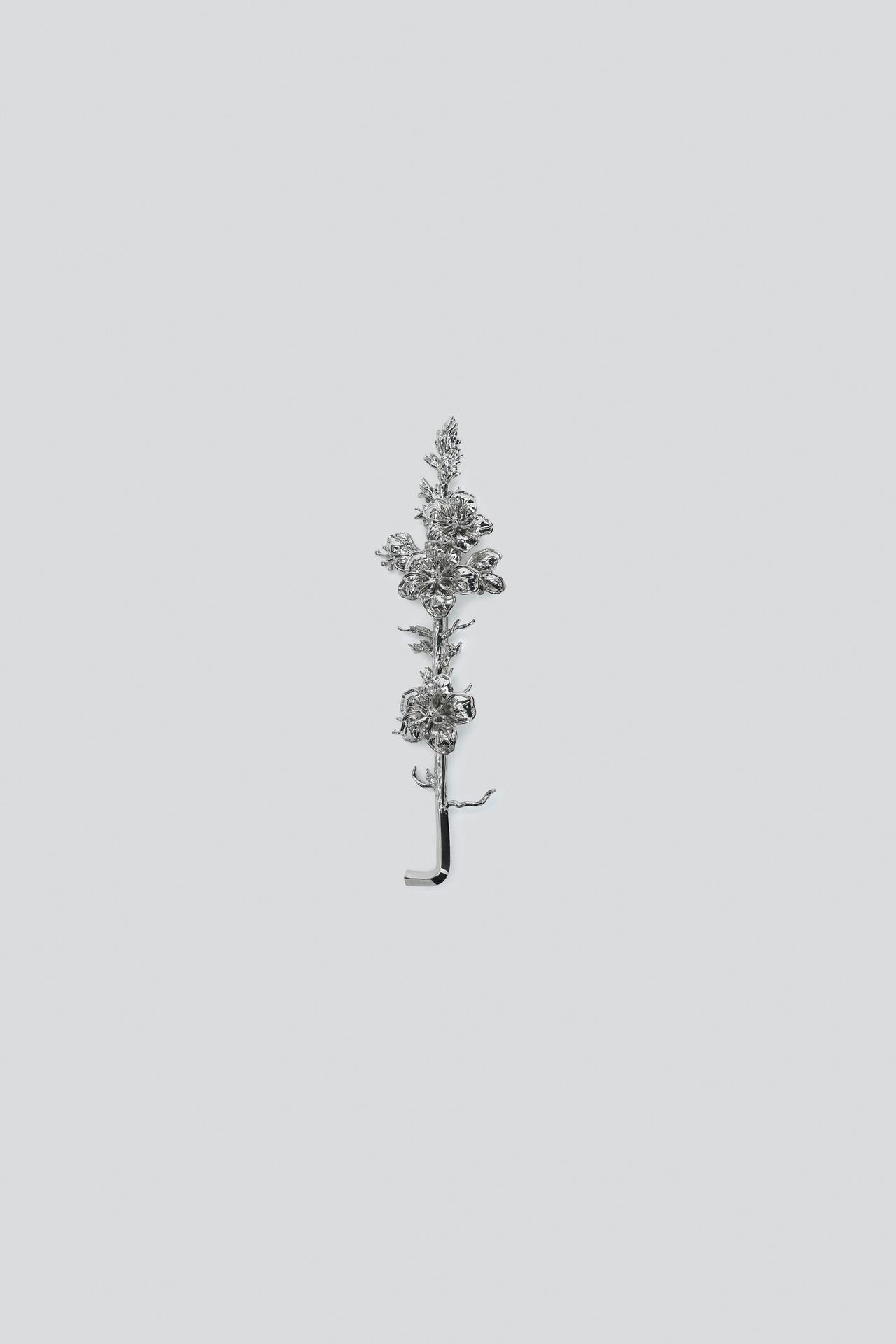 EMBOSSED FLOWER METALLIC BROOCH — Silver
