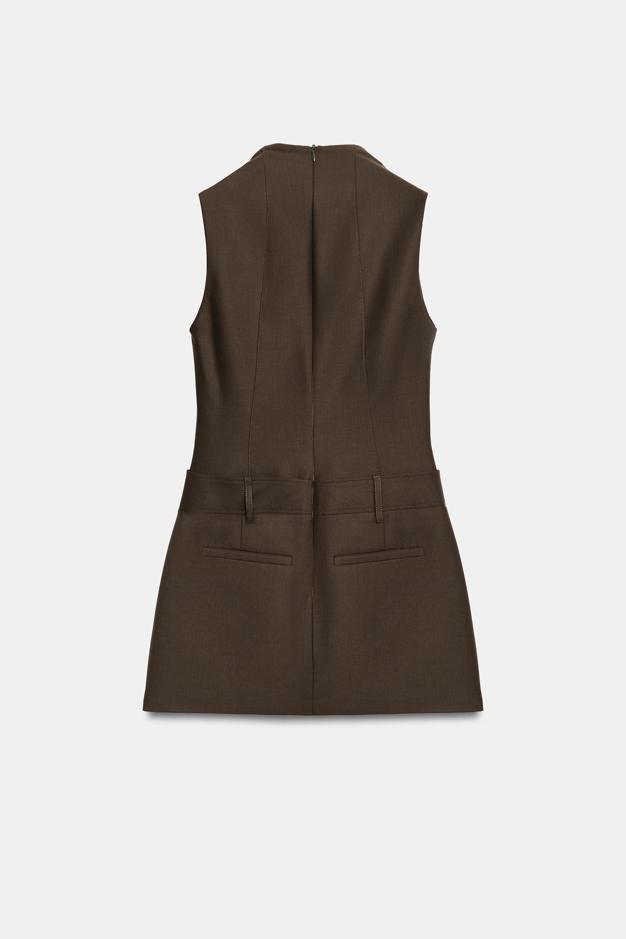 ROBE À COL MONTANT ET BOUTONS