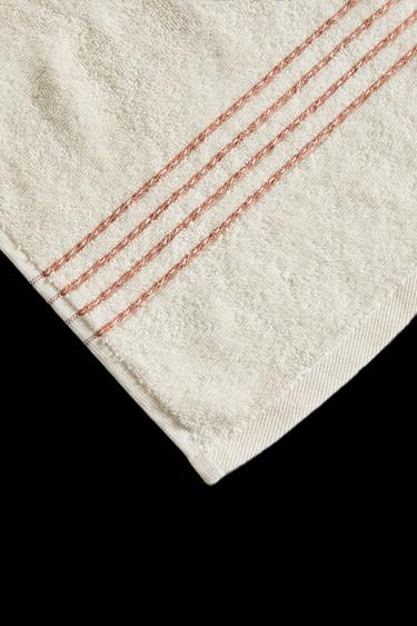 BATH TOWEL WITH CONTRAST PIPING - Pink by Zara