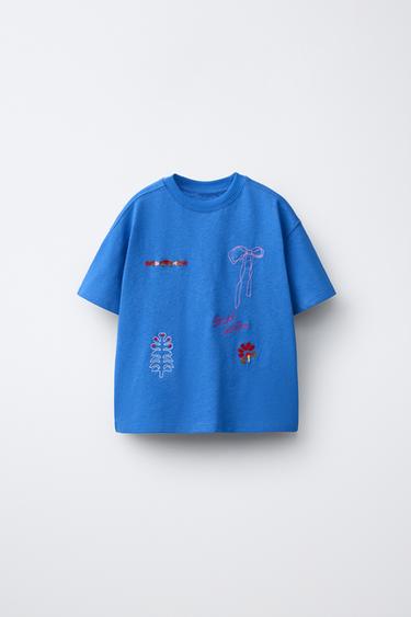 T-SHIRT MED BRODERIER SISSEL EDELBO X ZARA KIDS - blålig fra Zara