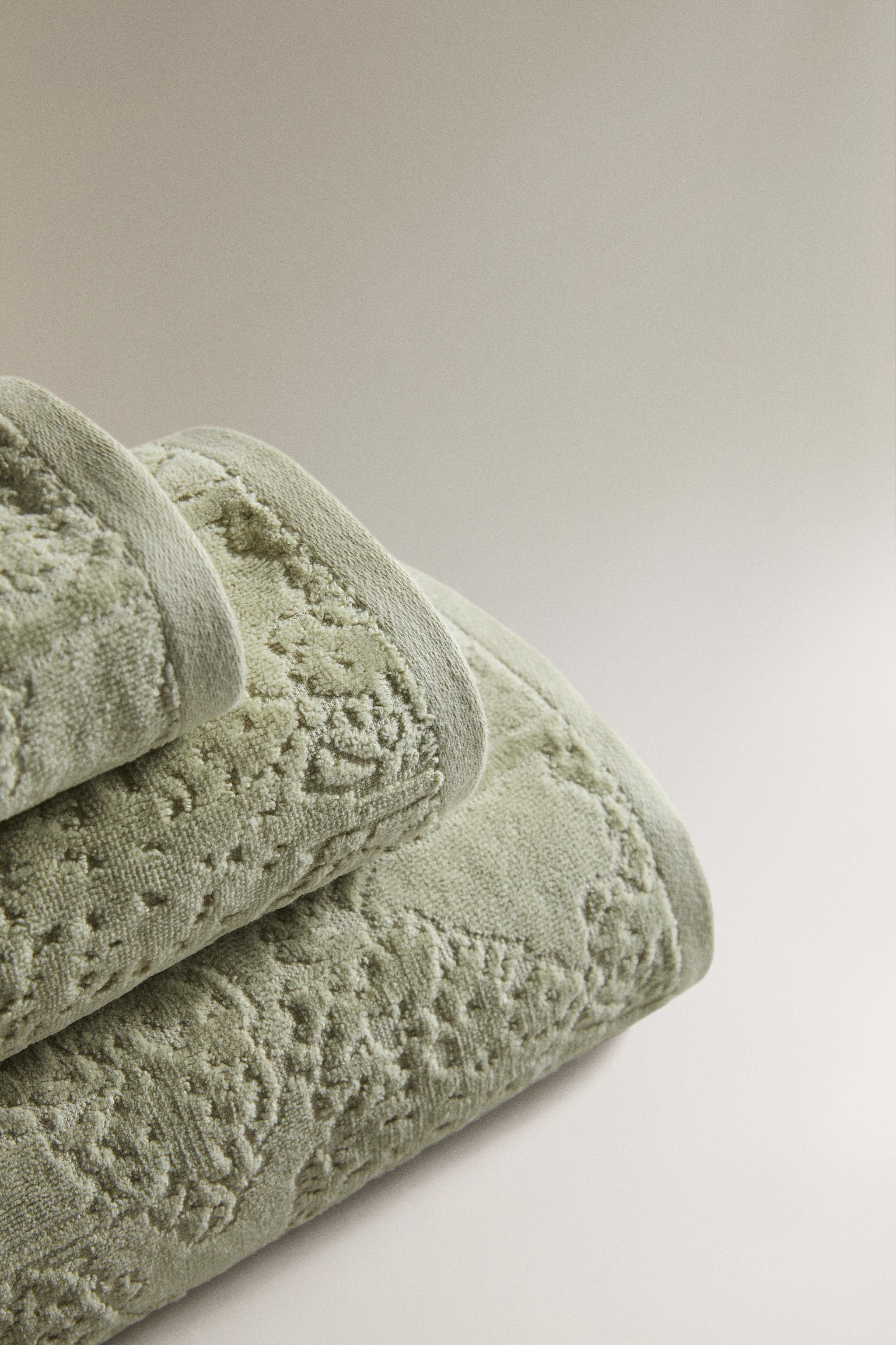 FLORAL JACQUARD BATH TOWEL — Light green